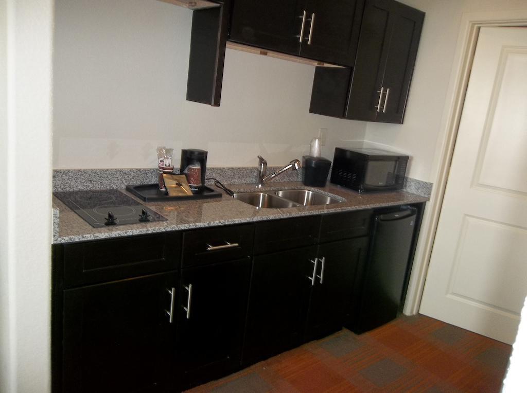 Quality Inn & Suites Victoria East Esterno foto