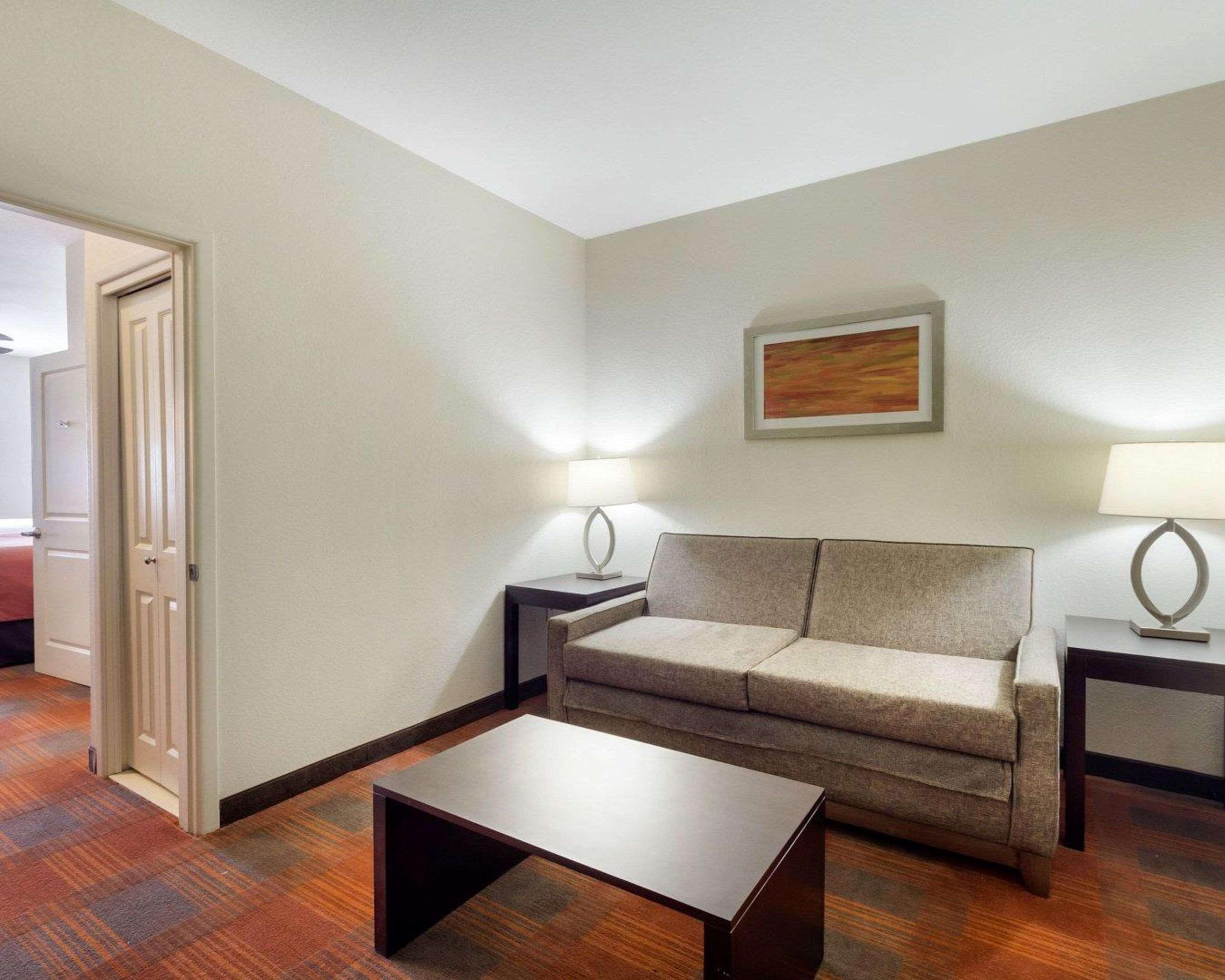 Quality Inn & Suites Victoria East Esterno foto
