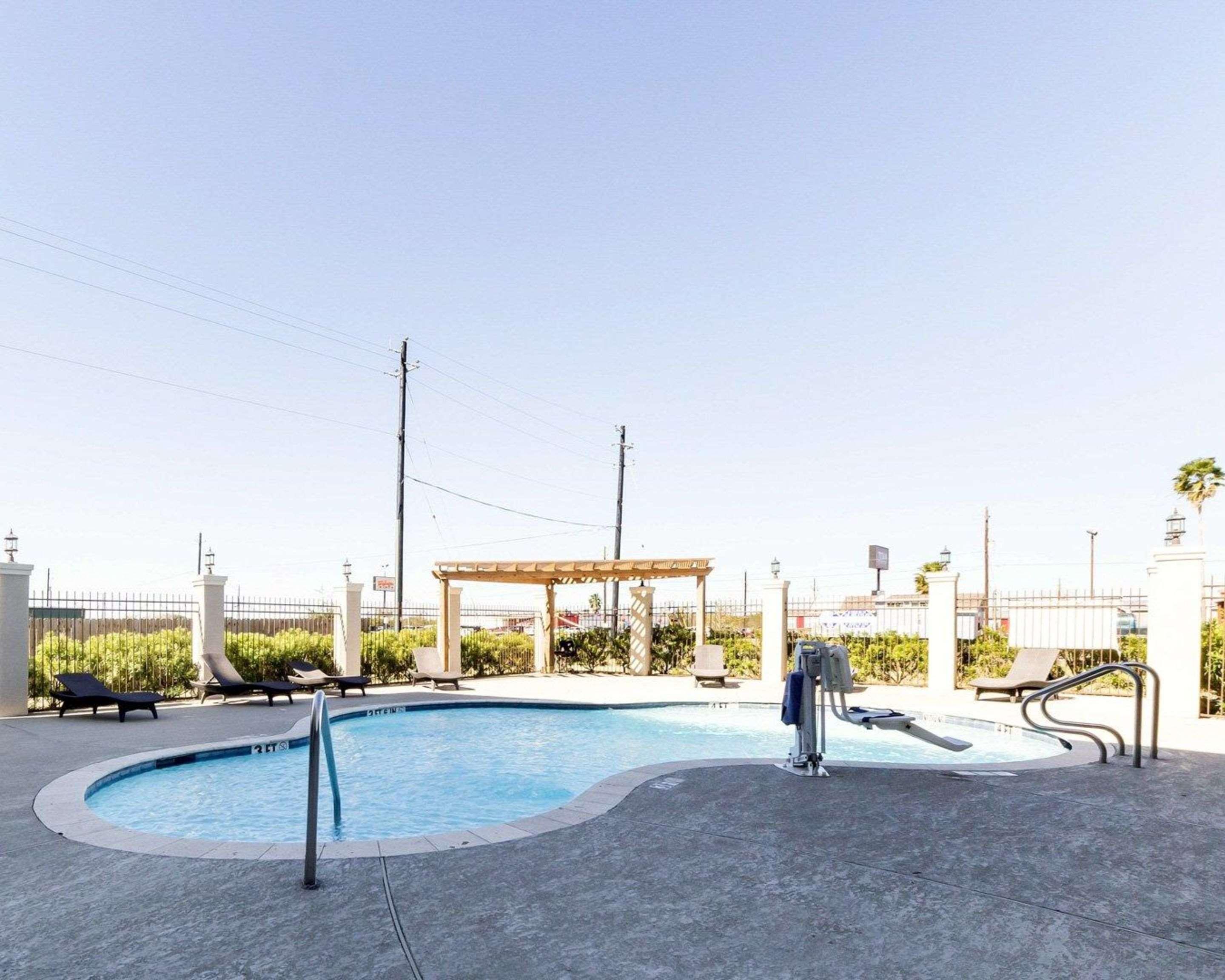 Quality Inn & Suites Victoria East Esterno foto