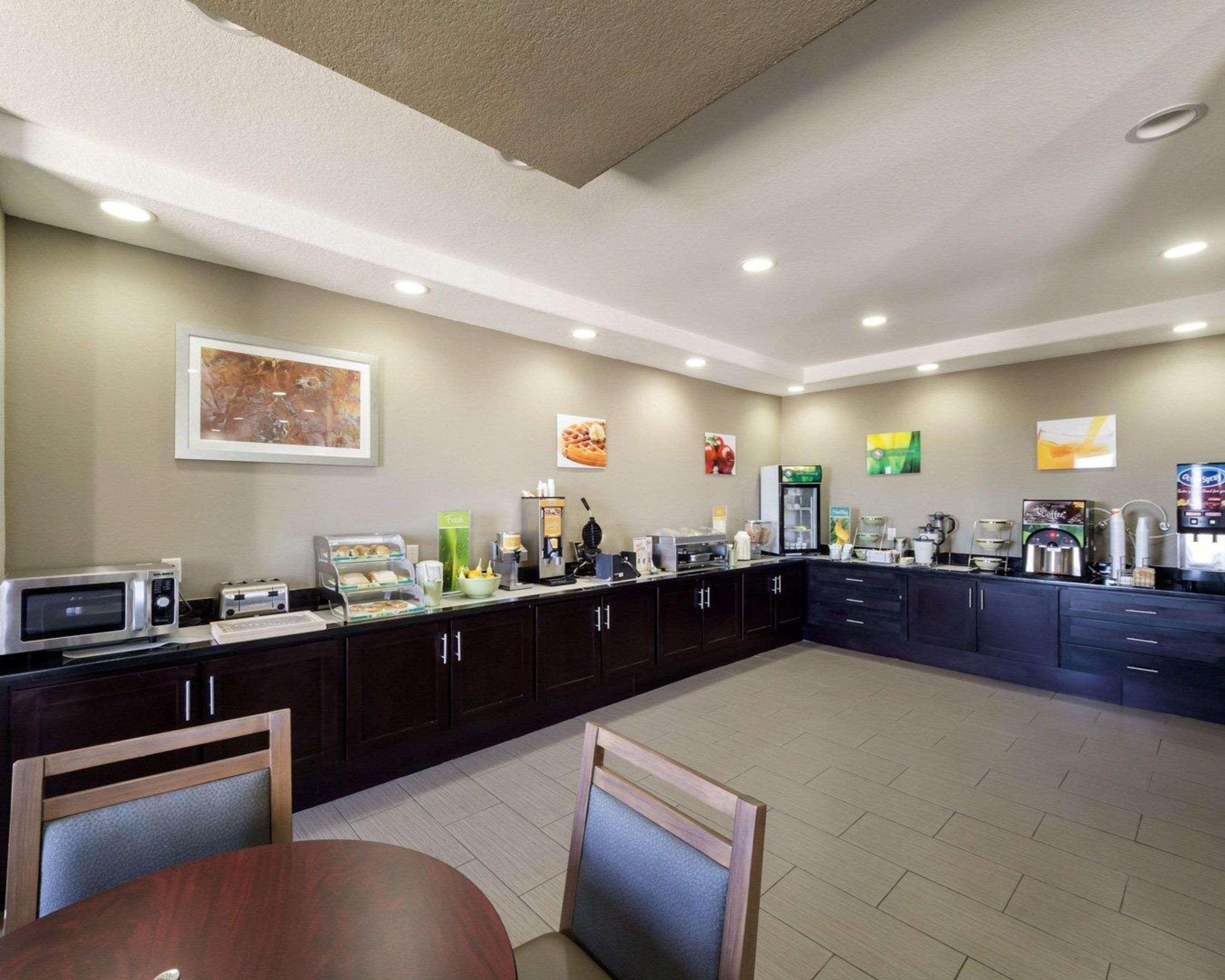 Quality Inn & Suites Victoria East Esterno foto