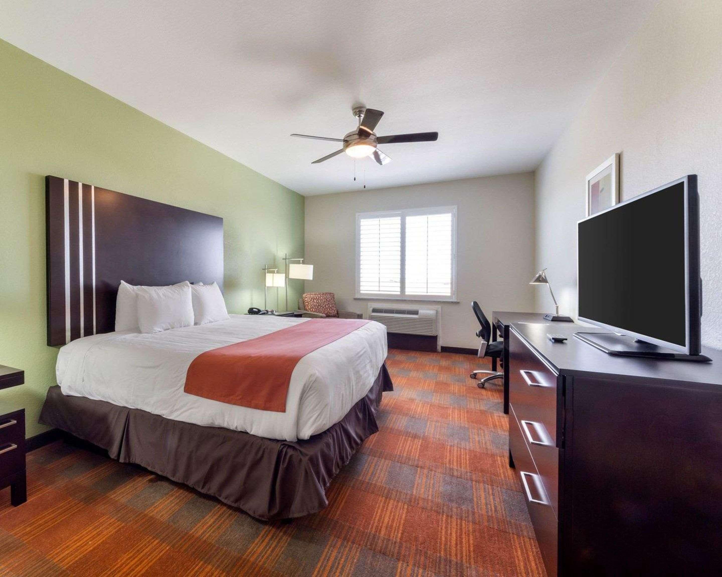 Quality Inn & Suites Victoria East Esterno foto