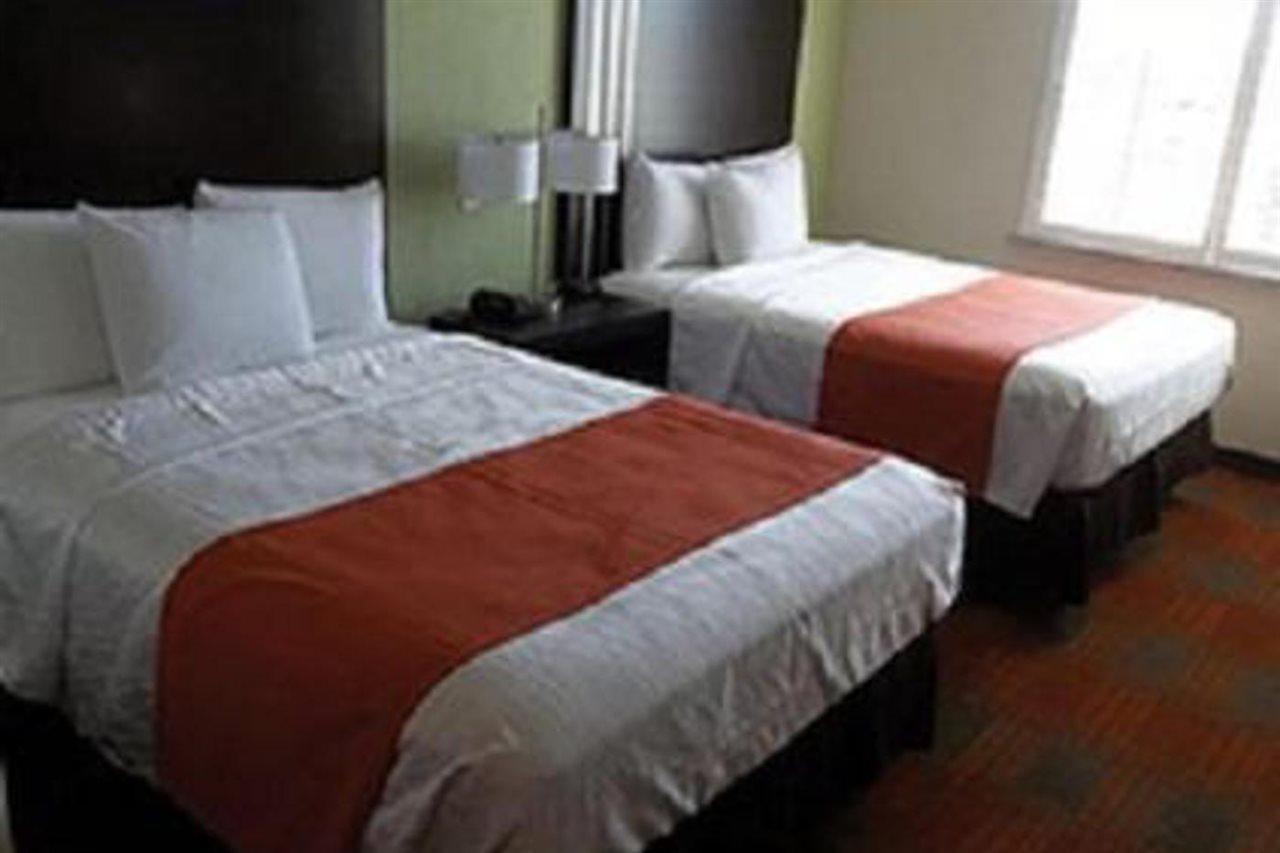 Quality Inn & Suites Victoria East Esterno foto
