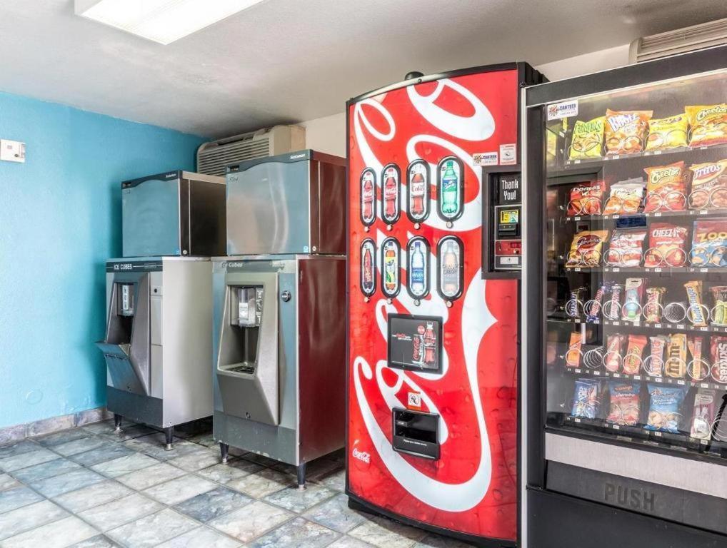 Quality Inn & Suites Victoria East Esterno foto