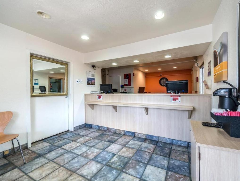 Quality Inn & Suites Victoria East Esterno foto