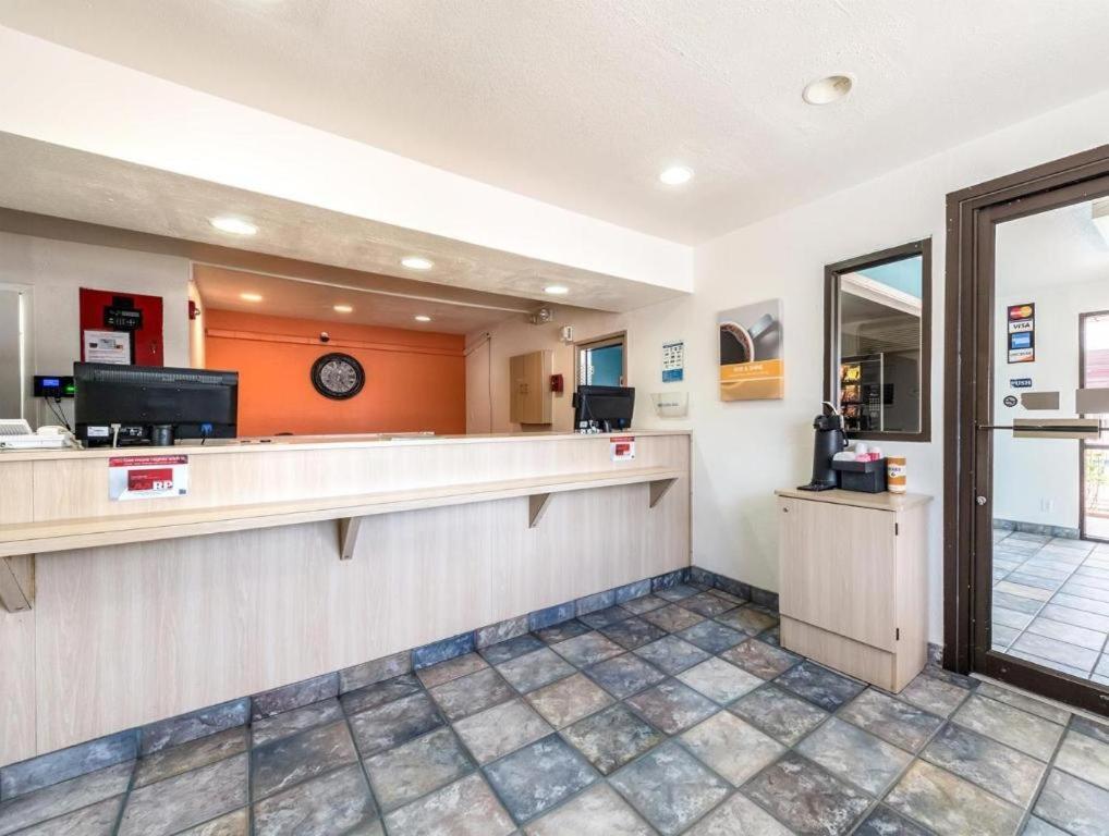 Quality Inn & Suites Victoria East Esterno foto