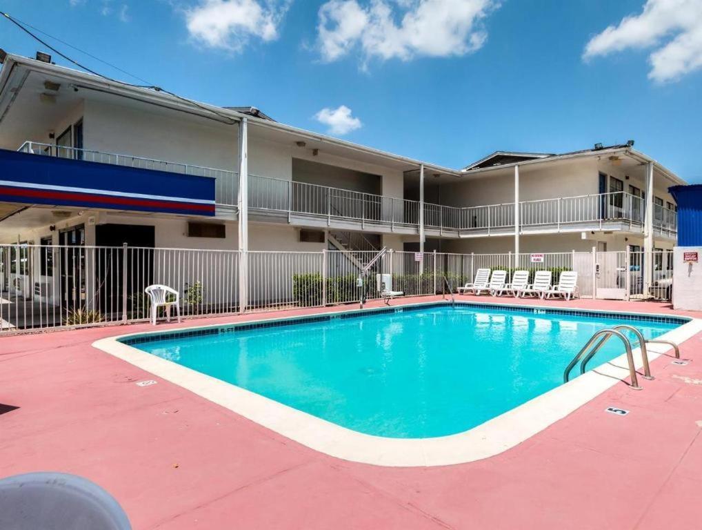 Quality Inn & Suites Victoria East Esterno foto